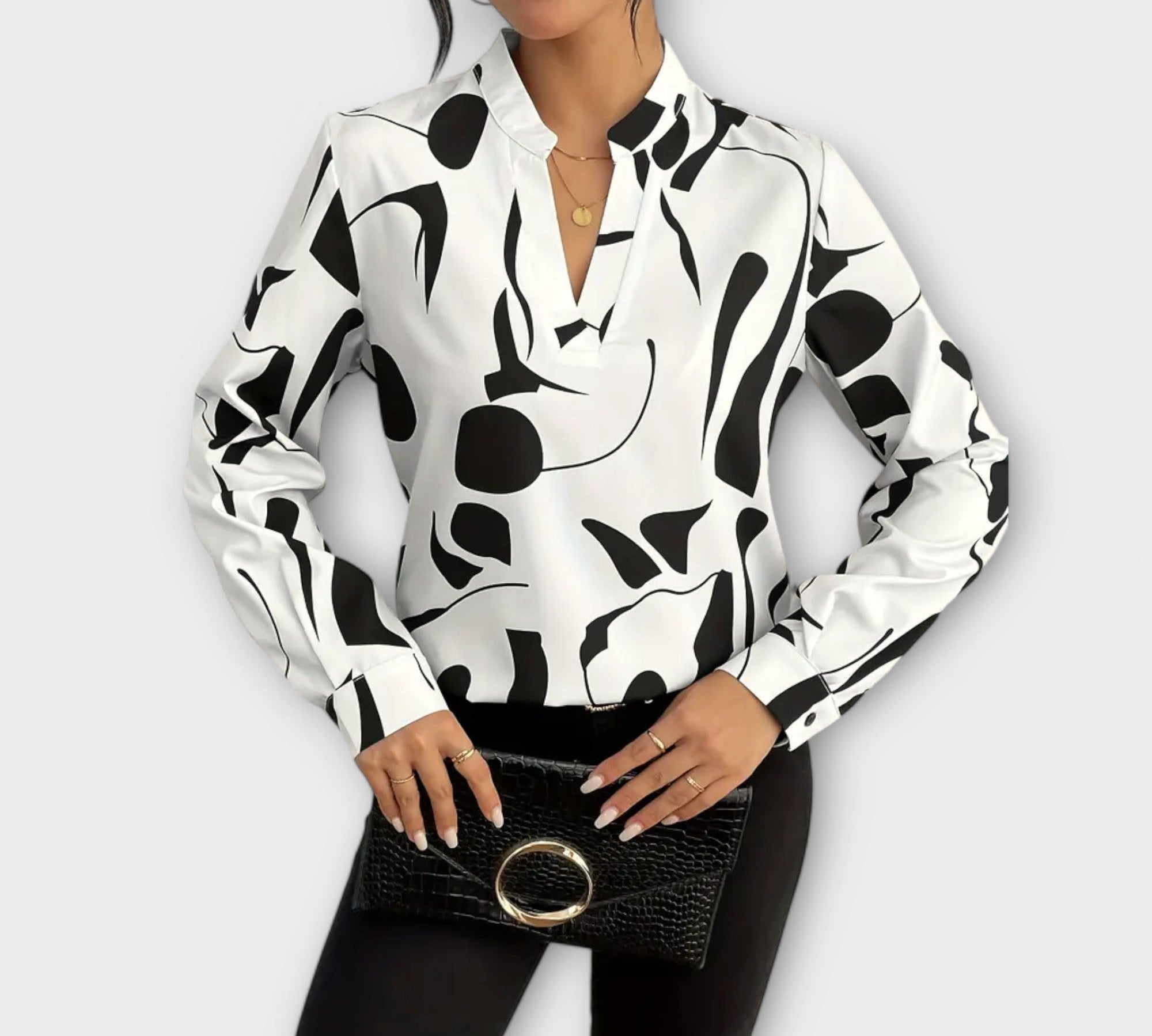 Edith - Black and white blouse with graphic pattern